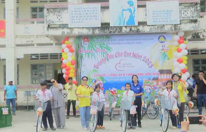 Mỹ Xuyên tổ chức Chương trình vui Tết Trung thu cho học sinh, Thiếu nhi trường Tiểu học Thạnh Quới I và Tu viện Khánh Anh  