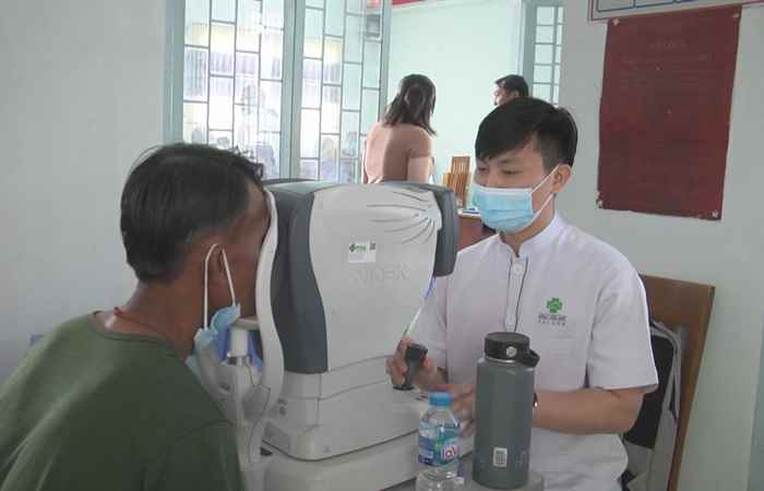 Khám mắt, trao quà và cấp thuốc miễn phí tại huyện Châu Thành