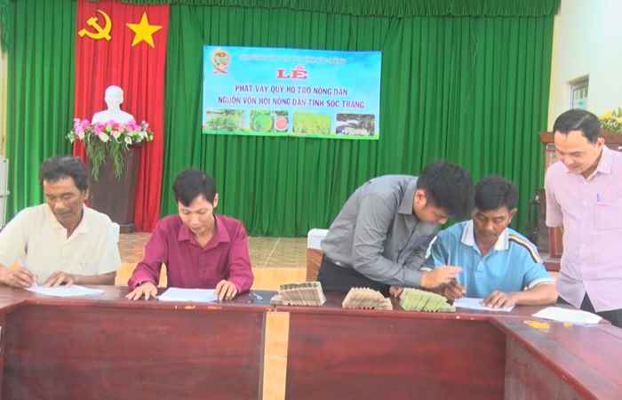 Phát vay vốn quỹ hỗ trợ nông dân