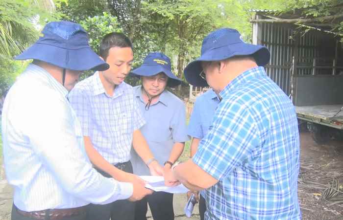 Lãnh đạo UBND huyện Cù Lao Dung đối thoại với người dân xã An Thạnh Đông
