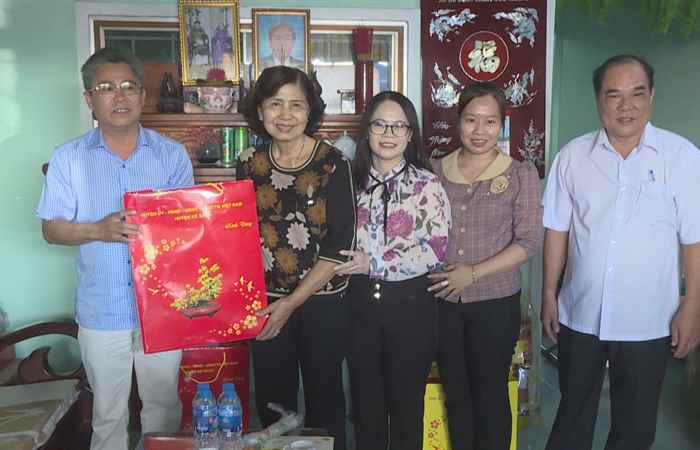 Lãnh đạo tỉnh Sóc Trăng thăm, tặng quà Tết cán bộ hưu trí tại huyện Kế Sách