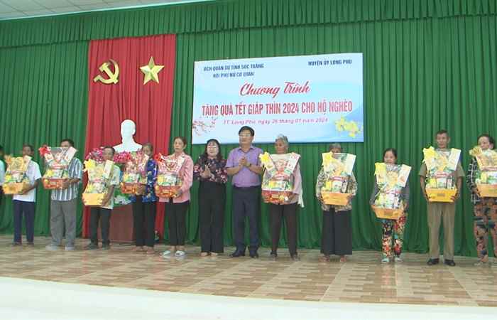Bộ CHQS tỉnh Sóc Trăng trao quà Tết cho gia đình chính sách và hộ nghèo ở thị trấn Long Phú
