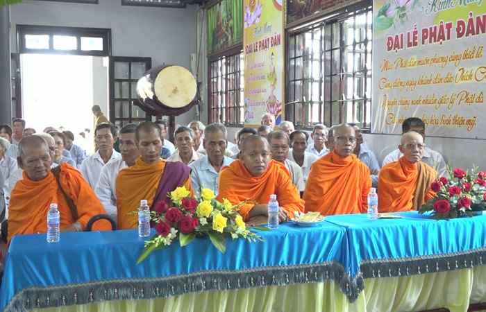 Lãnh đạo huyện Mỹ Xuyên tặng quà cho các chùa nhân Đại lễ Phật đản 2023