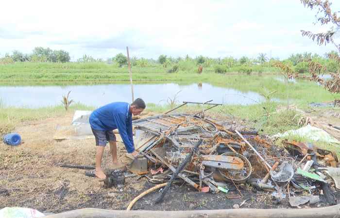 Mỹ Xuyên: Thăm hỏi, động viên gia đình có nhà bị cháy ở xã Hoà Tú 1