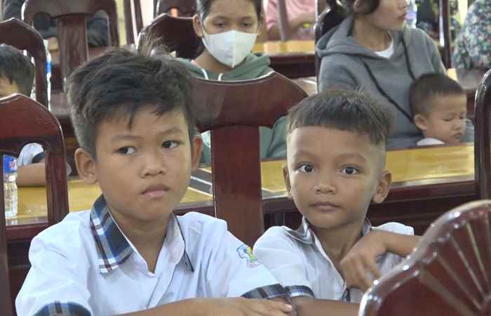 Trao học bổng cho học sinh có hoàn cảnh khó khăn ở huyện Mỹ Xuyên