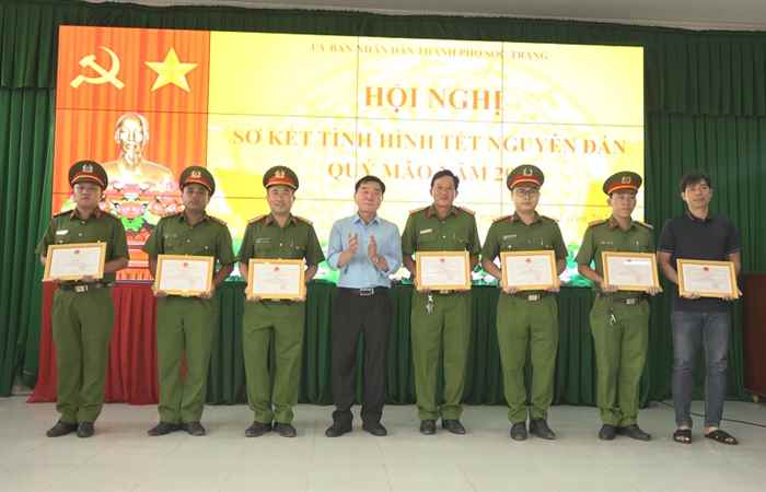 Khen thưởng đột xuất cho tập thể, cá nhân có thành tích xuất sắc trong phòng, chống tội phạm