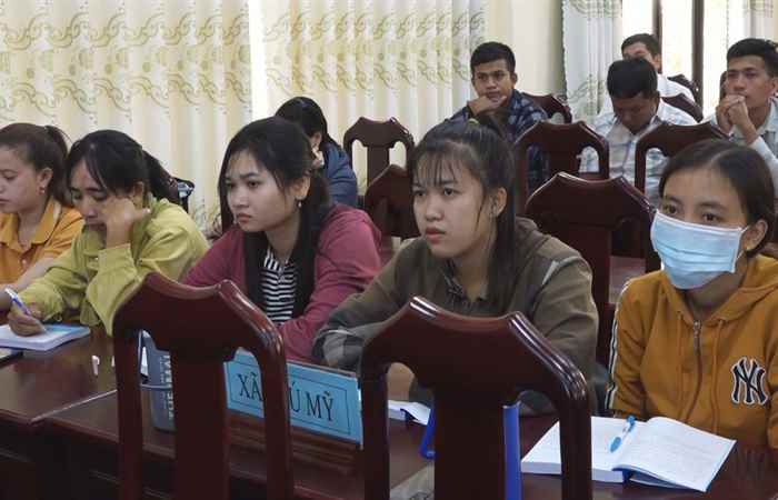 Mỹ Tú bồi dưỡng nhận thức về đảng cho quần chúng, đoàn viên ưu tú