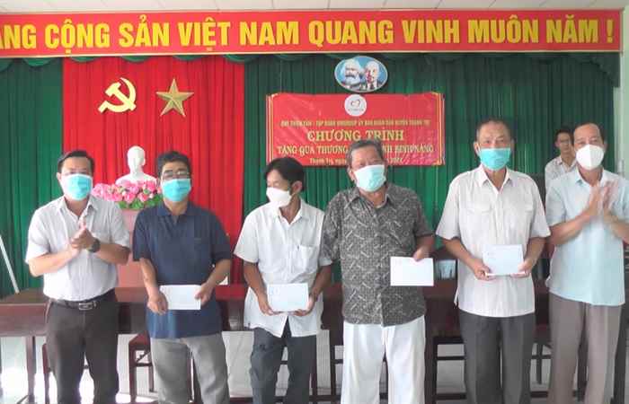 Huyện Thạnh Trị tặng quà cho Thương, Bệnh binh nặng