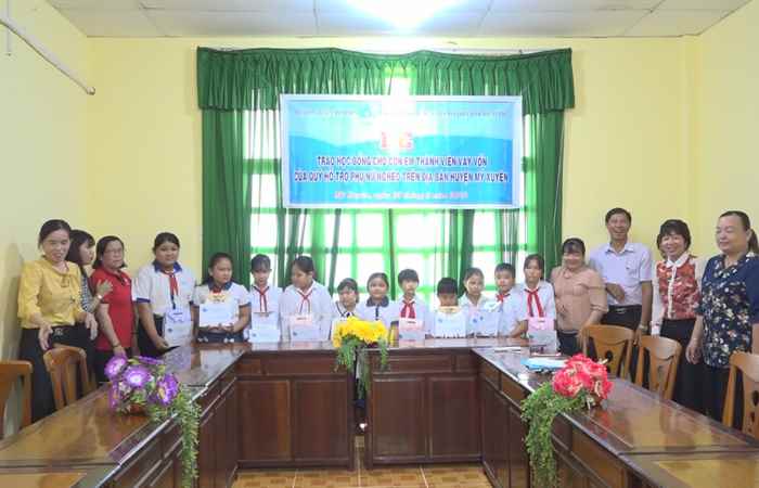 Hội LHPN tỉnh Sóc Trăng trao học bổng