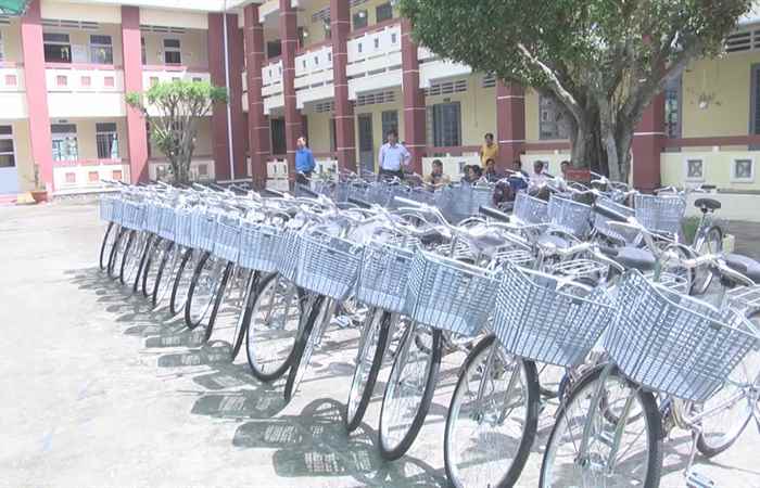Cục Quản lý thị trường TP. Cần Thơ trao quà tại huyện Châu Thành 