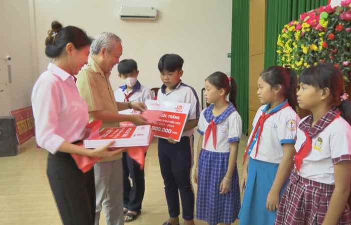 Kế Sách: Trao học bổng “Vì em hiếu học” 