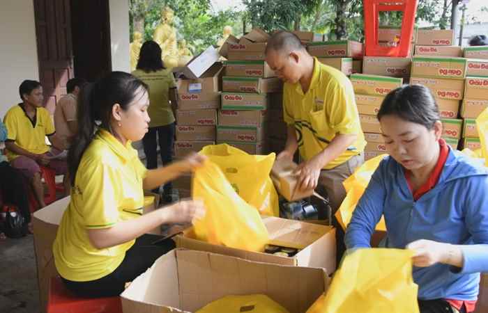 Long Phú khám bệnh, cấp thuốc miễn phí, tặng quà cho 400 người có hoàn cảnh khó khăn