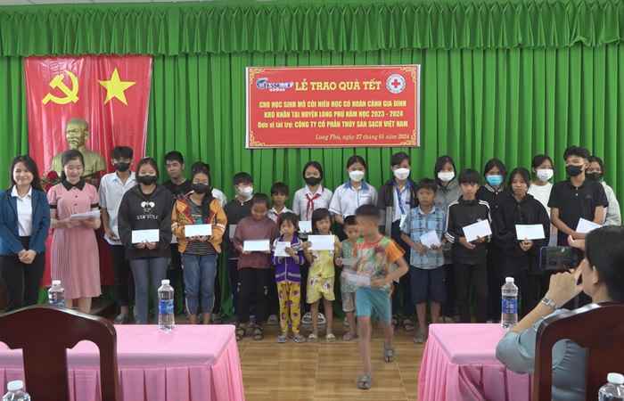 Huyện Long Phú trao quà cho trẻ em mồ côi dịp Tết năm 2024