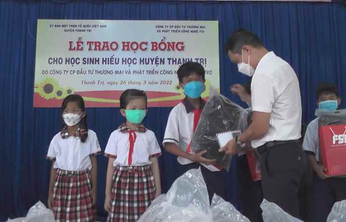 Thạnh Trị tặng học bổng cho học sinh hiếu học