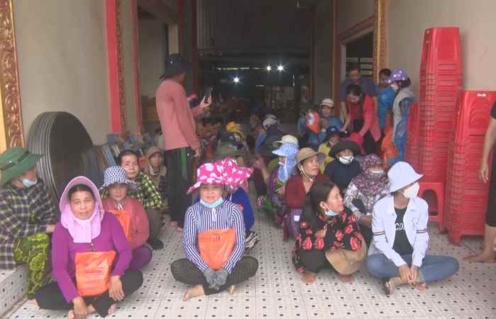 Hạ thủy ghe Ngo chùa Kos Tung