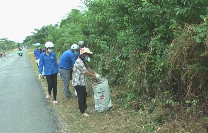 Thị xã Vĩnh Châu ra quân phát quang và thu gom rác thải 
