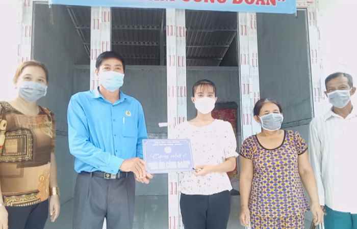 Châu Thành: Liên đoàn Lao động huyện bàn giao nhà Mái ấm công đoàn cho đoàn viên  