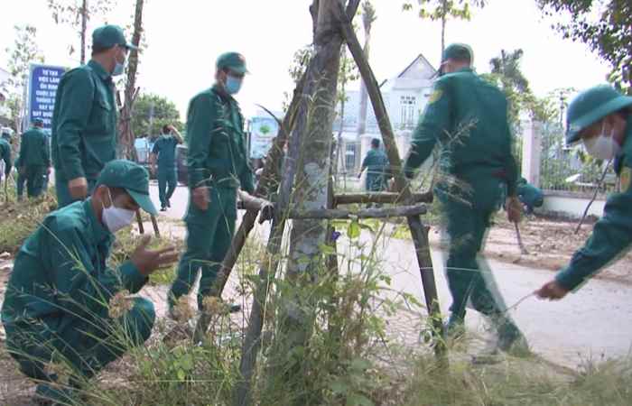 Ban CHQS thị xã Ngã Năm ra quân thực hiện văn minh đô thị