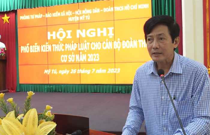 Mỹ Tú phổ biến kiến thức pháp luật cho cán bộ đoàn thể cơ sở
