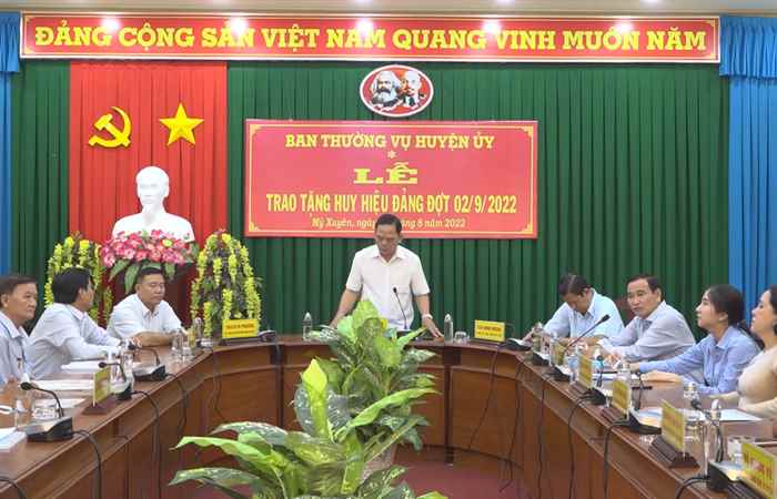  Mỹ Xuyên trao Huy hiệu Đảng đợt 2-9