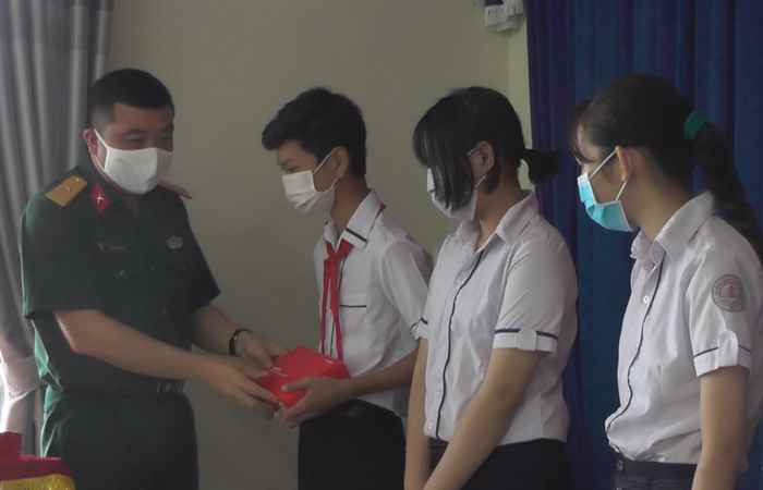Viettel trao tặng 1.146 Máy tính bảng cho học sinh nghèo huyện Thạnh Trị