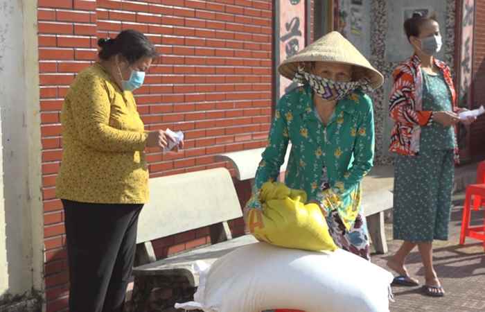 Long Phú hỗ trợ gạo cho người dân gặp khó khăn do dịch bệnh COVID-19  