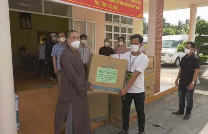Uỷ ban MTTQ Việt Nam tỉnh Sóc Trăng tặng quà hộ nghèo huyện Kế Sách