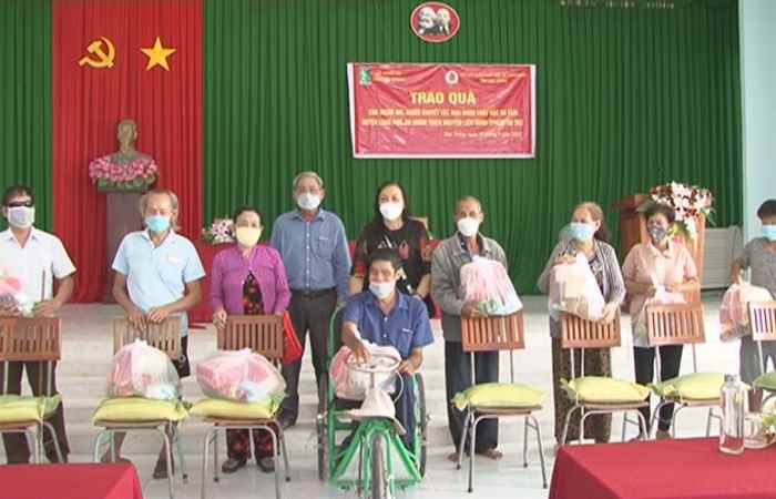 Long Phú phát quà cho nạn nhân chất độc da cam, người khuyết tật