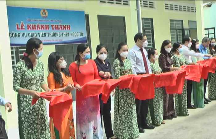 Bàn giao Nhà công vụ giáo viên tại trường THPT Ngọc Tố huyện Mỹ Xuyên