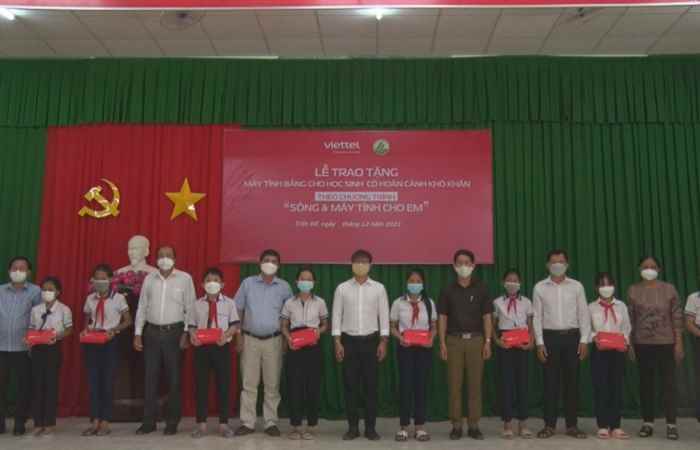 Viettel tặng Máy tính bảng cho học sinh, sinh viên có hoàn cảnh khó khăn huyện Trần Đề