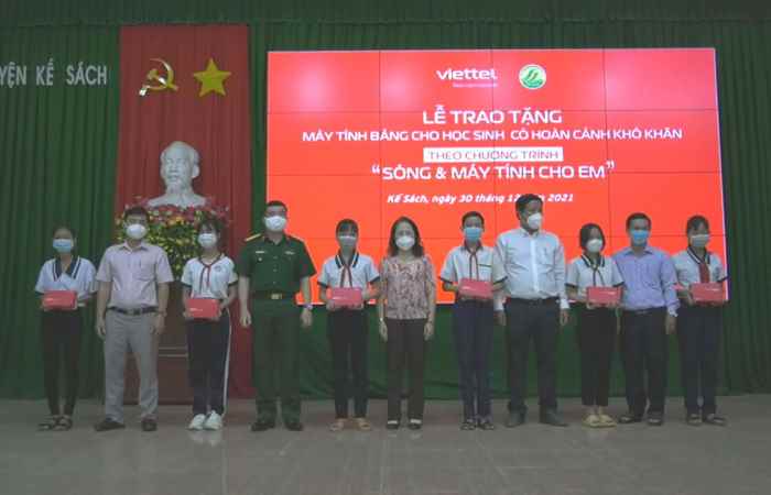 Viettel trao Máy tính bảng cho học sinh có hoàn cảnh khó khăn huyện Kế Sách