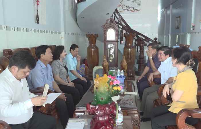 Ngã Năm: Tỉnh ủy Sóc Trăng thăm và chúc Tết cán bộ hưu trí