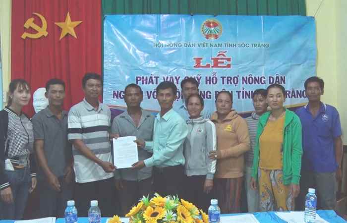 Trần Đề: Hội Nông dân tỉnh Sóc Trăng phát vay Quỹ hỗ trợ nông dân 