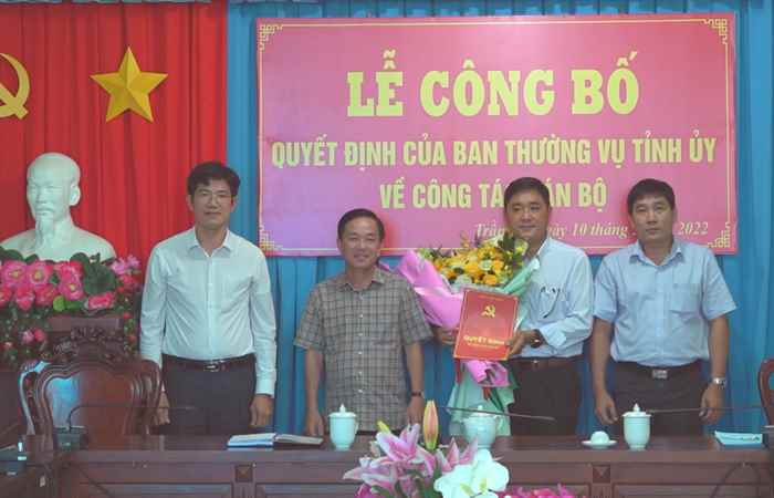Trần Đề công bố Quyết định của Ban Thường vụ Tỉnh uỷ về công tác cán bộ