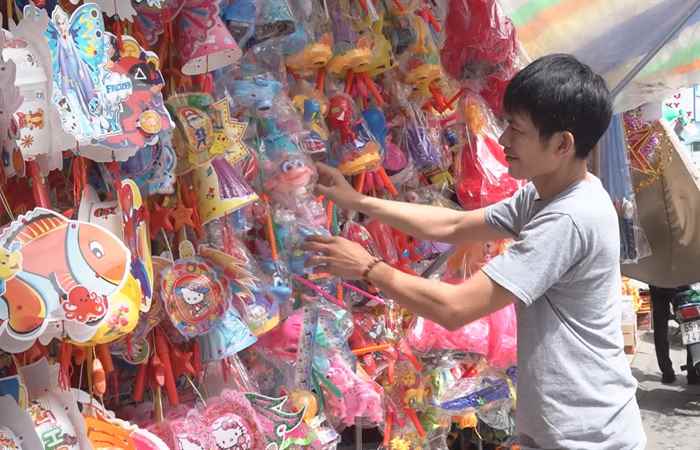 Nhộn nhịp thị trường Tết Trung Thu ở Trần Đề