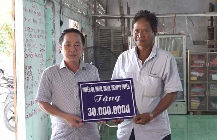 Lãnh đạo huyện Trần Đề thăm hỏi, trao tiền hỗ trợ và động viên các đội ghe Ngo