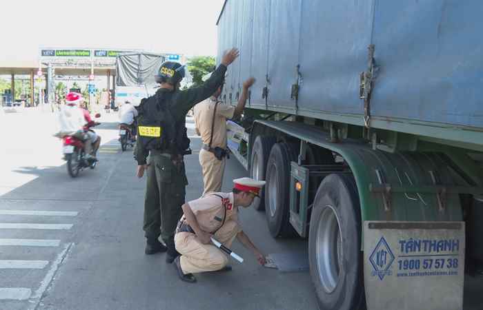 Sóc Trăng tăng cường kiểm soát xe vận tải hành khách và xe container (21-08-2023)