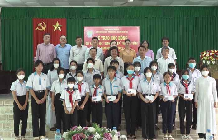 Trao 20 suất học bổng Dương Kỳ Hiệp cho học sinh có hoàn cảnh khó khăn huyện Trần Đề