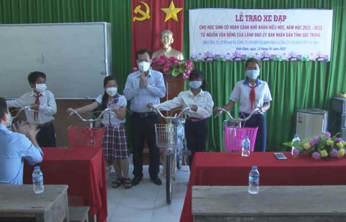 Hội Khuyến học Sóc Trăng trao xe đạp cho học sinh nghèo hiếu học ở Vĩnh Châu