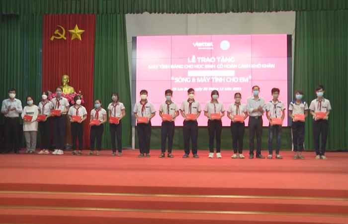 Viettel hỗ trợ Máy tính bảng cho học sinh có hoàn cảnh khó khăn huyện Cù Lao Dung