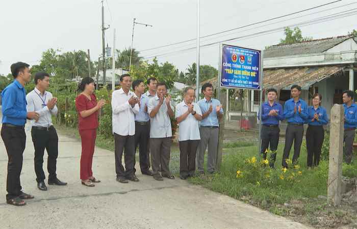 Ngã Năm: Hội Cựu Chiến binh trao công trình “Thắp sáng đường quê”  