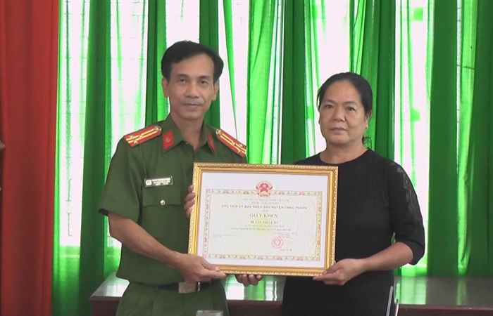 Châu Thành: Trao Giấy khen cho gương người tốt việc tốt