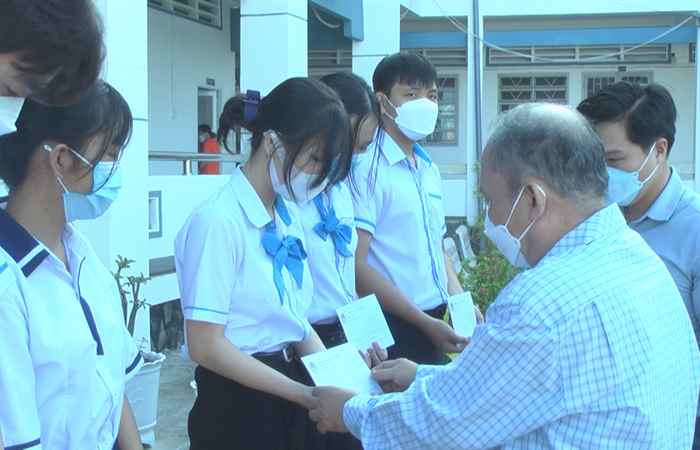 Trao học bổng Quỹ Thiện tâm cho học sinh huyện Mỹ Xuyên