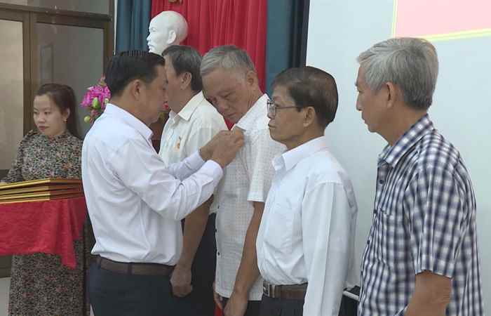 Huyện Kế Sách trao Huy hiệu Đảng đợt 19-5