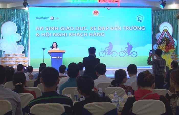 Trao quà cho trẻ em hiếu học hoàn cảnh khó khăn 