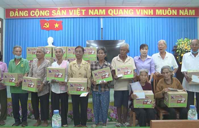 Trao quà và khám mắt, cấp thuốc miễn phí tại huyện Châu Thành 