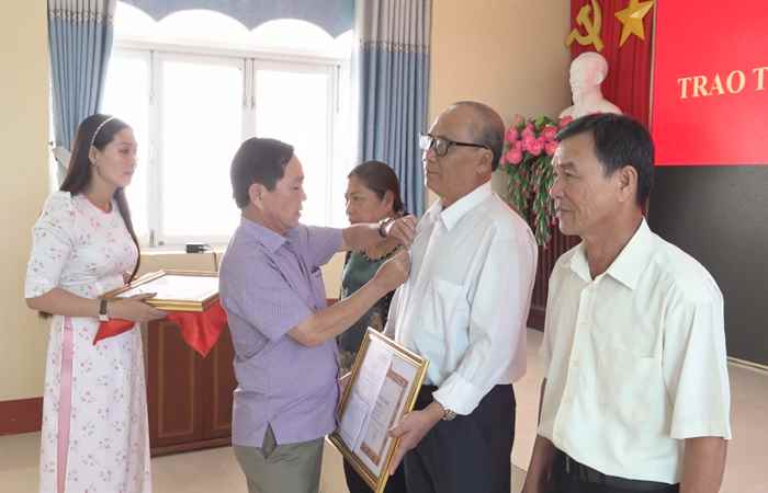 Trần Đề: Trao tặng Huy hiệu 45 tuổi Đảng cho 3 đồng chí đảng viên