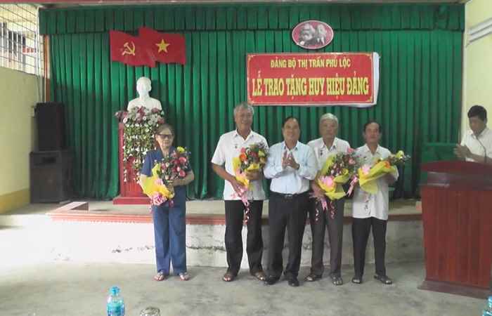 Trao tặng huy hiệu Đảng cho các đồng chí cao niên tuổi Đảng