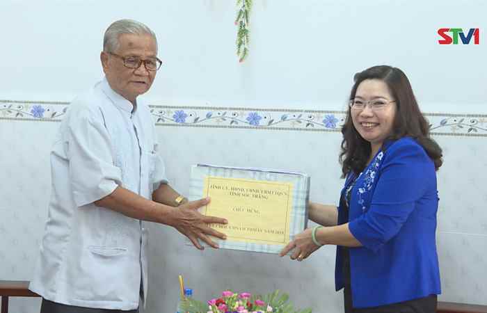 Trưởng Đoàn đại biểu Quốc hội tỉnh Sóc Trăng chúc Chôl Chnăm Thmây gia đình, cán bộ hưu trí  ở TP Sóc Trăng