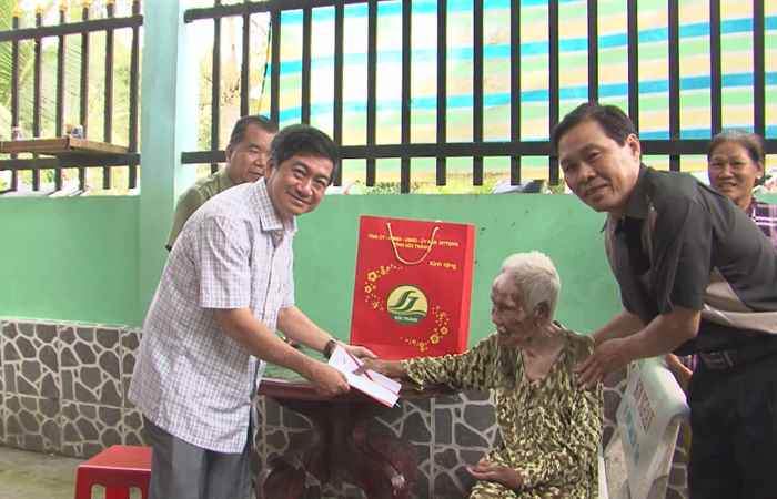 Đoàn cán bộ của tỉnh Sóc Trăng thăm, tặng quà Chùa Ô Chum và gia đình chính sách Khmer tiêu biểu tại Ngã Năm

 
